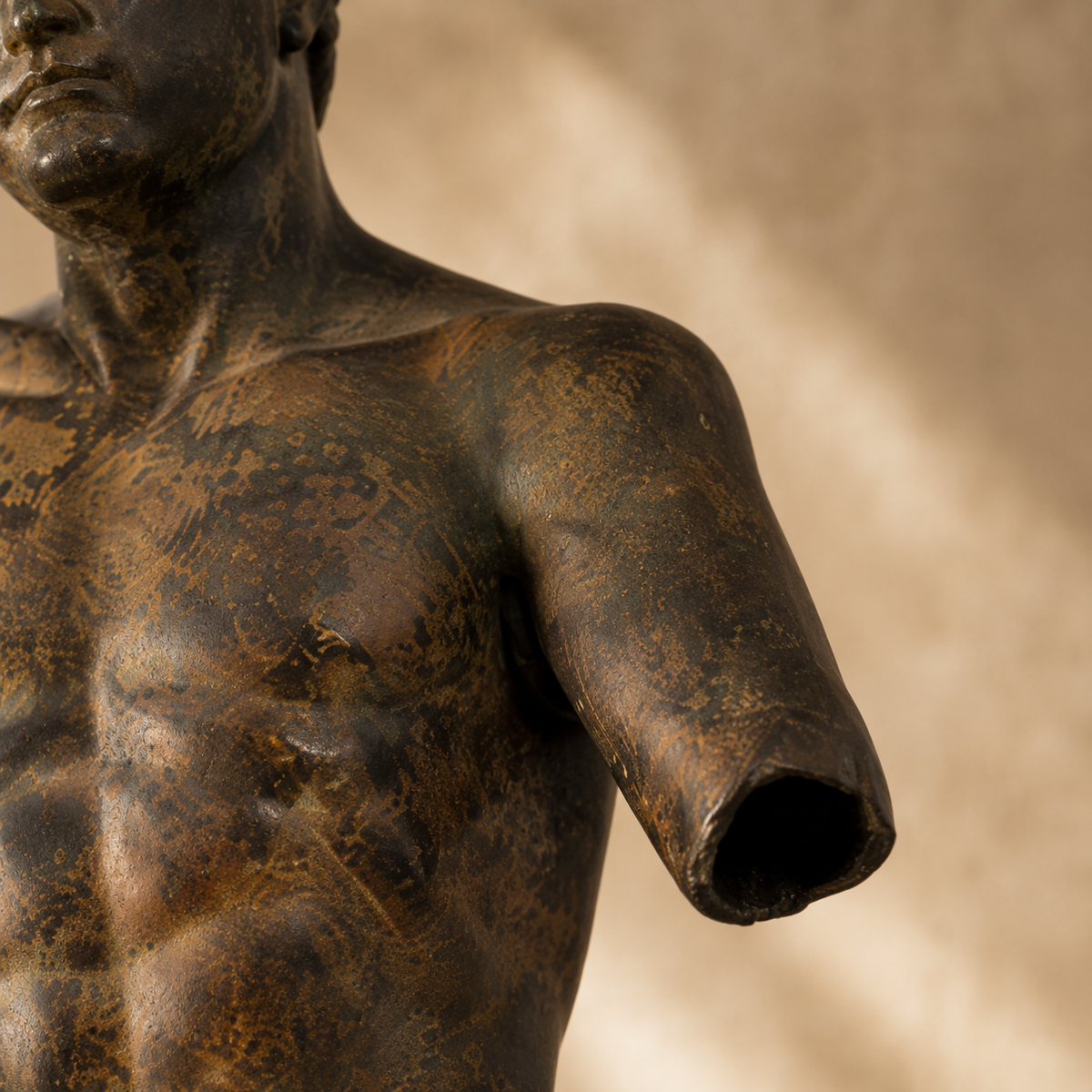 Torse masculin en bronze patiné d'après l'Apoxyomène, vue 5