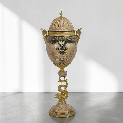 Urne couverte en porcelaine et bronze doré au dauphin, vue d'ensemble