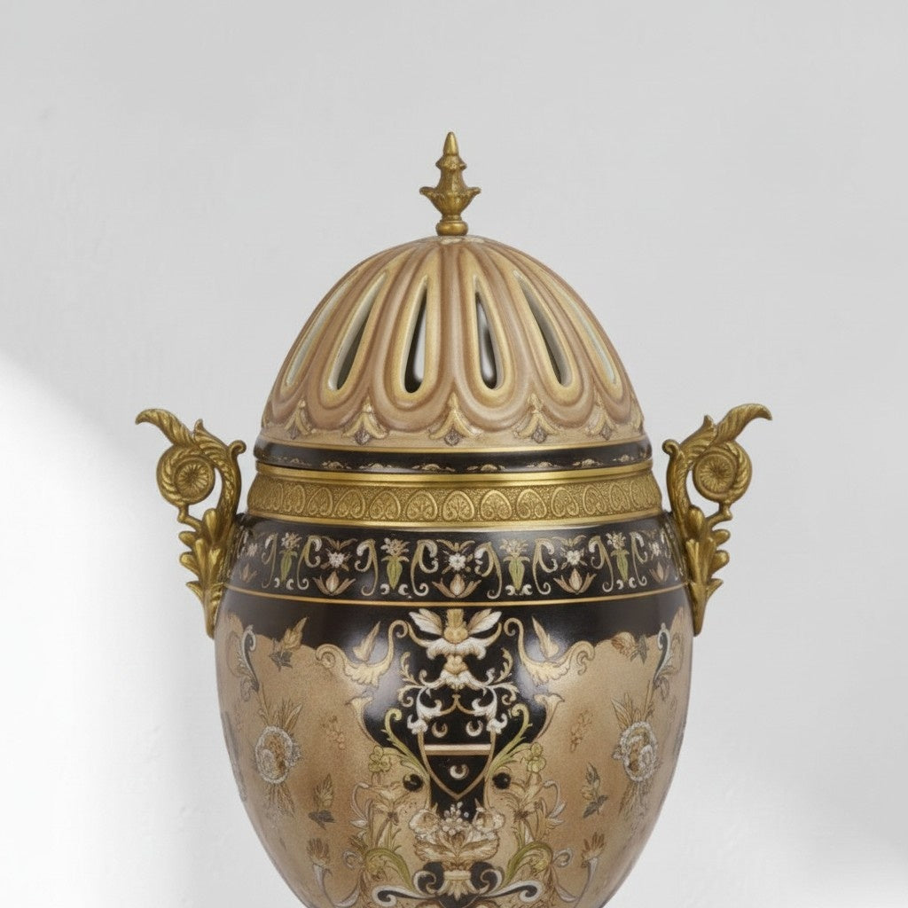 Urne couverte en porcelaine et bronze doré au dauphin, vue de détail 2
