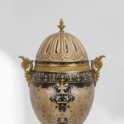 Urne couverte en porcelaine et bronze doré au dauphin, vue de détail 2