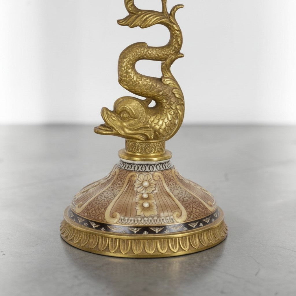 Urne couverte en porcelaine et bronze doré au dauphin, vue de détail 3