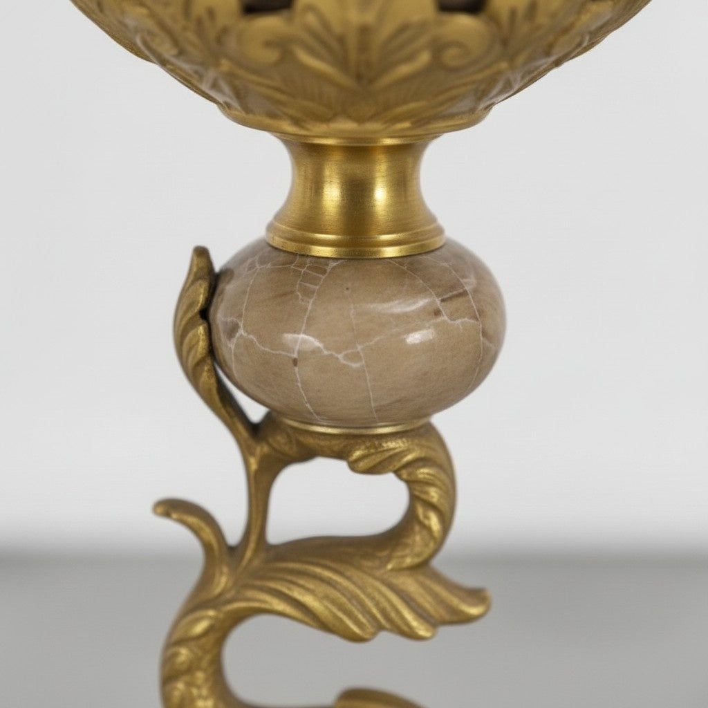 Urne couverte en porcelaine et bronze doré au dauphin, vue de détail 5