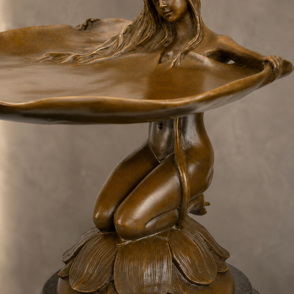 Vide-poche Art Nouveau en bronze, nymphe au nénuphar, vue 4