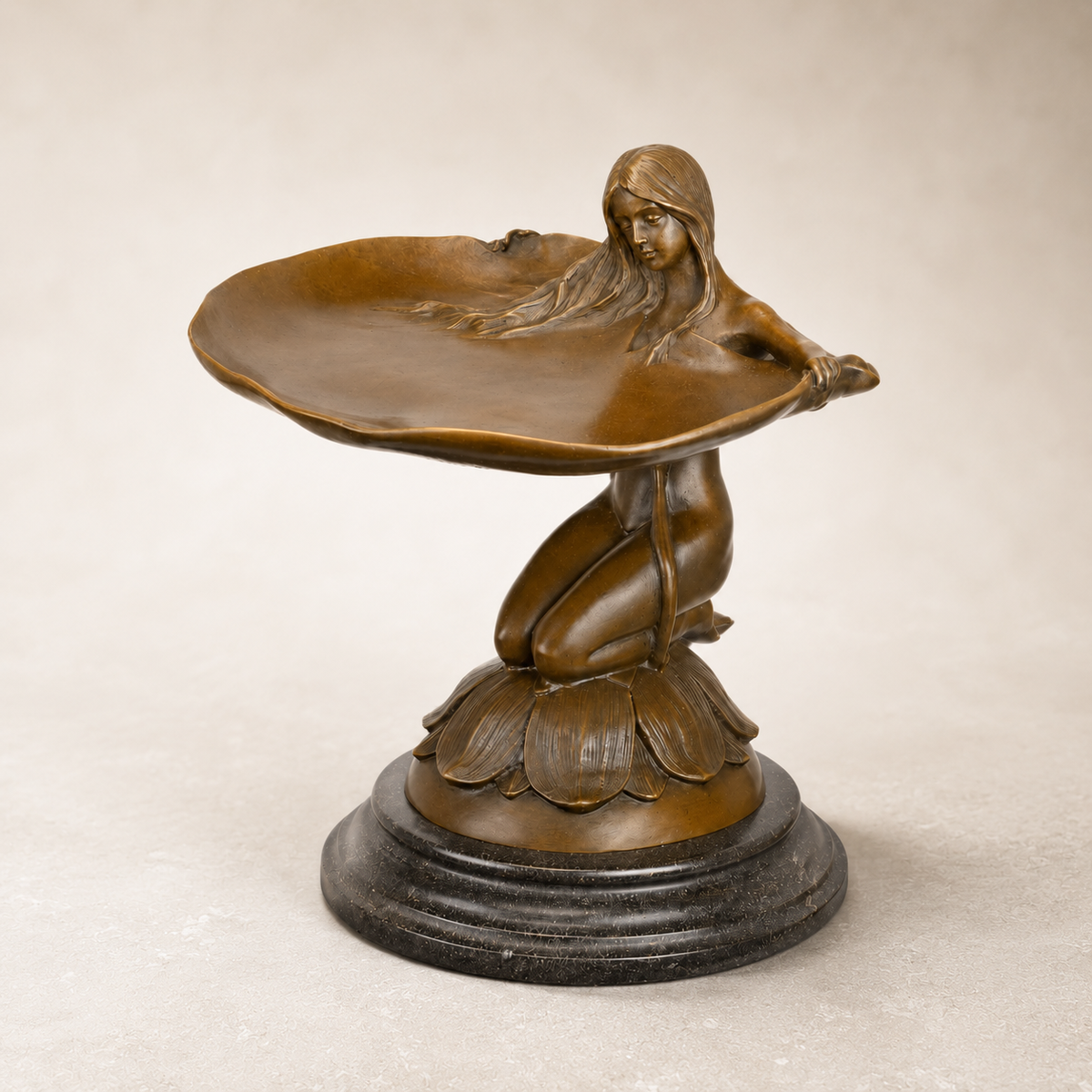 Vide-poche Art Nouveau en bronze, nymphe au nénuphar, vue 7