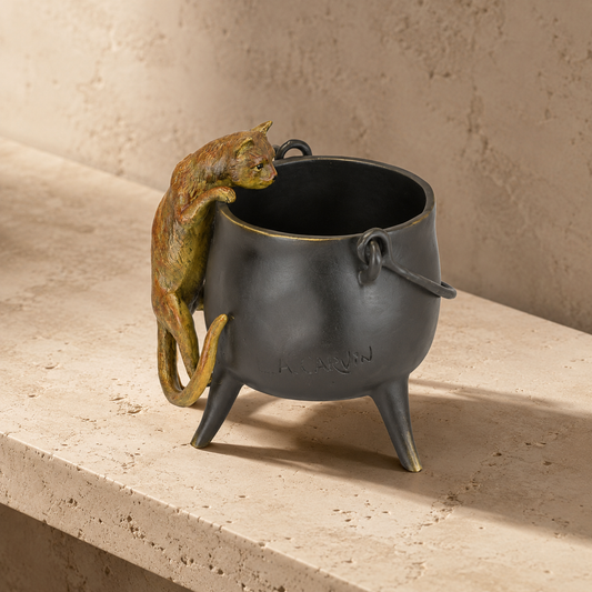 Vide-poche bronze chat grimpant sur chaudron d'après Carvin