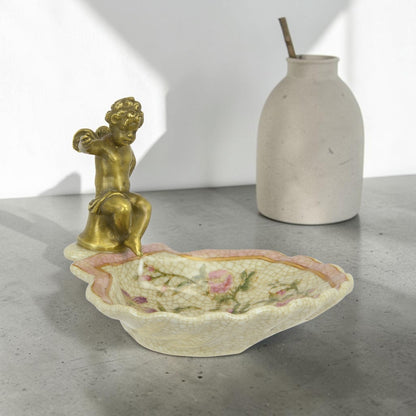 Vide-poche porcelaine craquelée à décor floral et putto bronze, vue d'ensemble