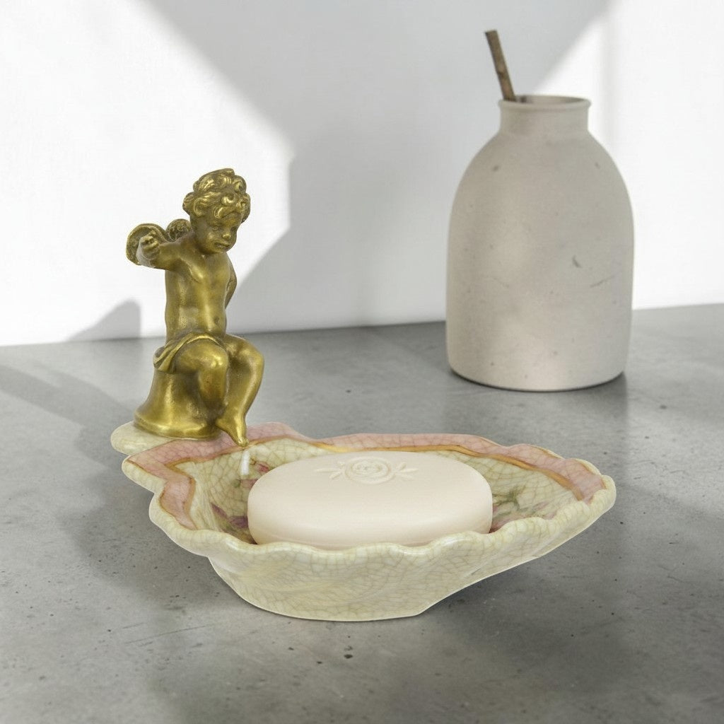 Vide-poche porcelaine craquelée à décor floral et putto bronze, vue de détail 2