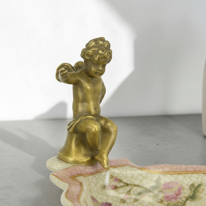 Vide-poche porcelaine craquelée à décor floral et putto bronze, vue de détail 3