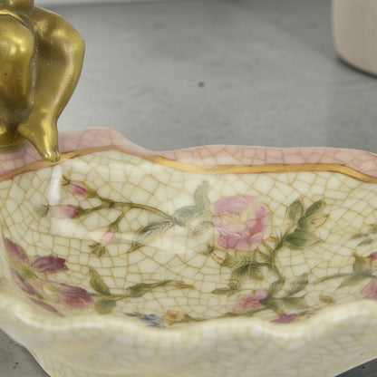 Vide-poche porcelaine craquelée à décor floral et putto bronze, vue de détail 4