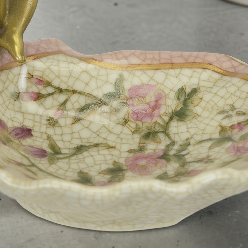 Vide-poche porcelaine craquelée à décor floral et putto bronze, vue de détail 5