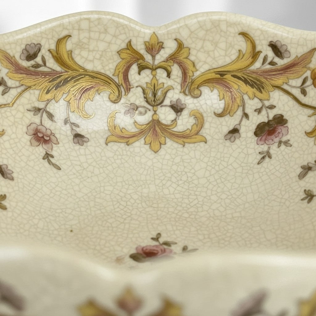 Vide-poche porcelaine craquelée à décor floral et putto bronze, vue de détail 6